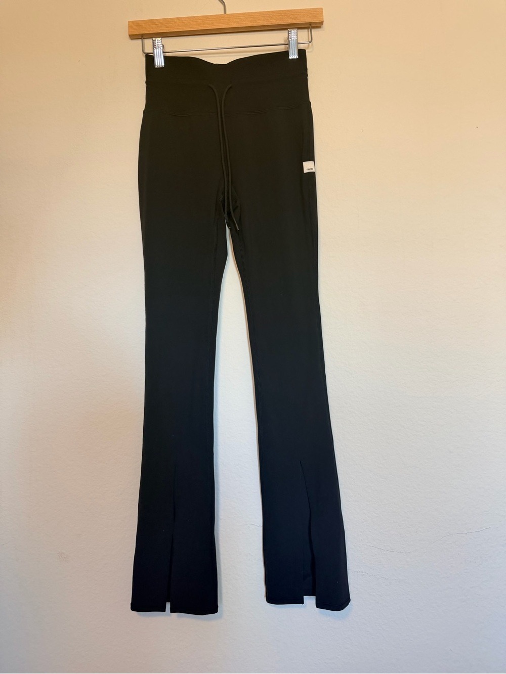 Vuori Daily Split Flare Pants in classic Black size small - Picture 4 of 9